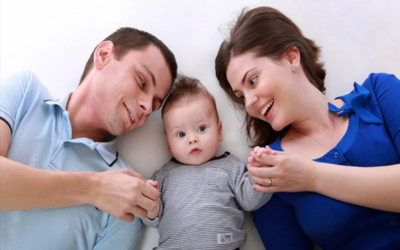 عکاسی نوزاد با پدر و مادر