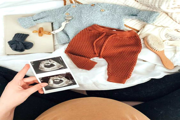 عکس بارداری با لباس نوزاد