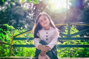 نور عکاسی از کودک در طبیعت نور عکاسی از کودک در طبیعت